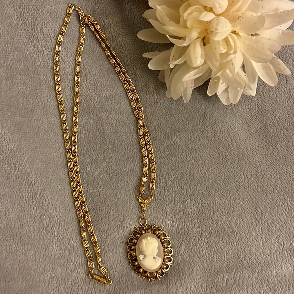 Vintage Victorian Cameo Necklace